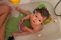 2013-12-30 Zelie assise dans le bain et Tim 017